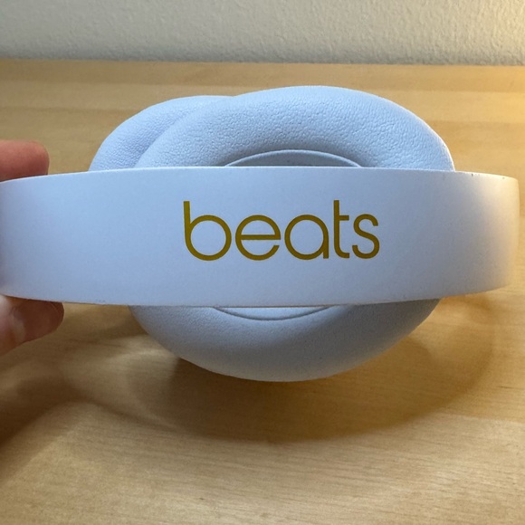 Beats Studio3 Over-Ear Bluetooth Headphones in White w/ Pure ANC - Picture 4 of 15